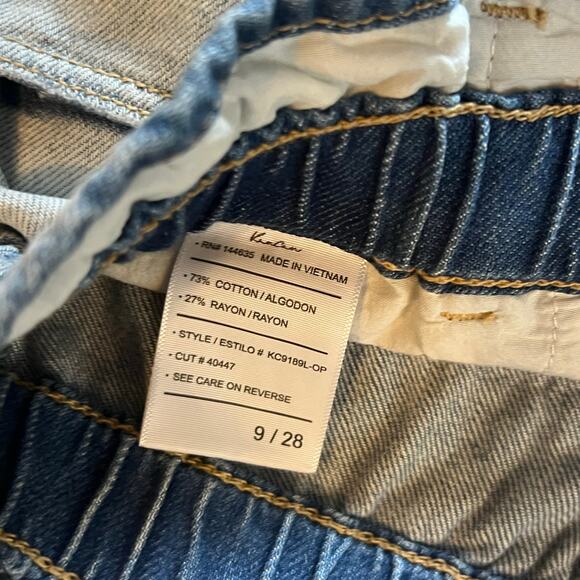 NWT KanCan Women’s Distressed High Rise Elastic Waist Mom Jeans Size 9/28 Light - Picture 2 of 6